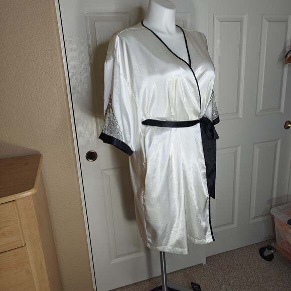 Morgan Taylor lace inset black trim ivory satin robe sz XXL - Picture 2 of 8